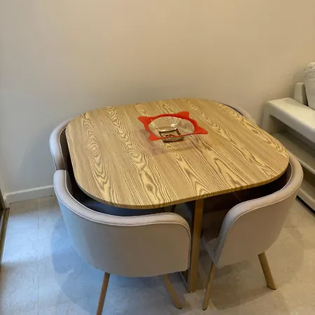 2 Pieces Centre Juan Moderne Avec Piscine Tennis アンティーブ